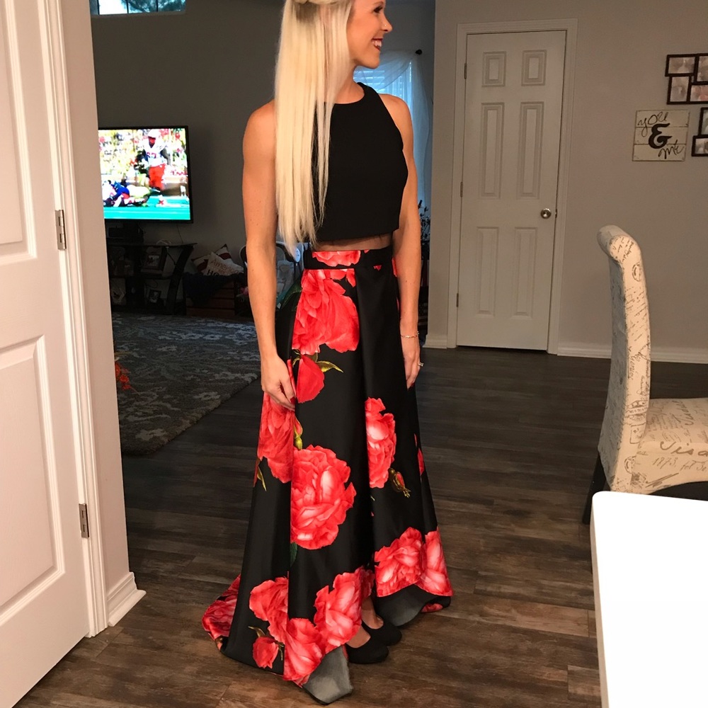 Floral formal gown WITH POCKETS!